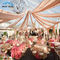 Εξωτερικές διακοσμήσεις σκηνών γαμήλιου γεγονότος με τα ζωηρόχρωμα επιτραπέζια σύνολα κοκτέιλ